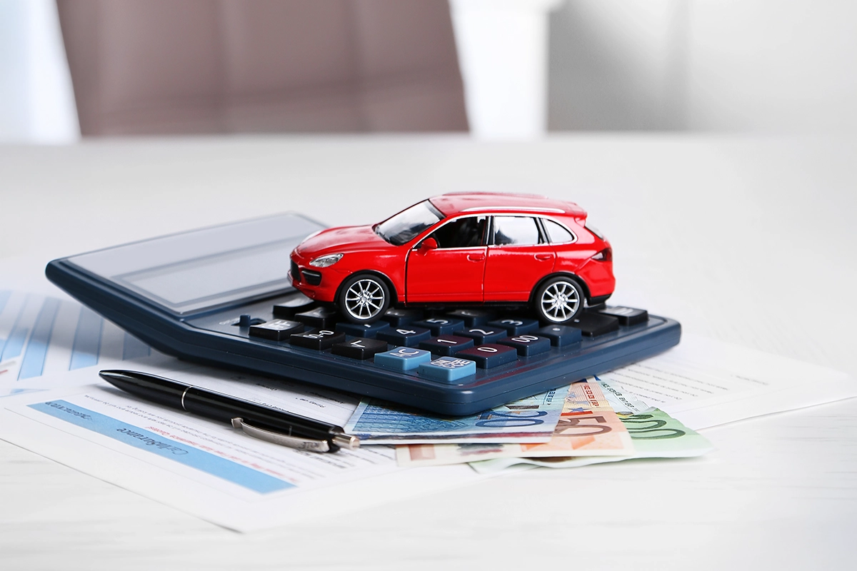 Persona revisando la cotización de su seguro de auto