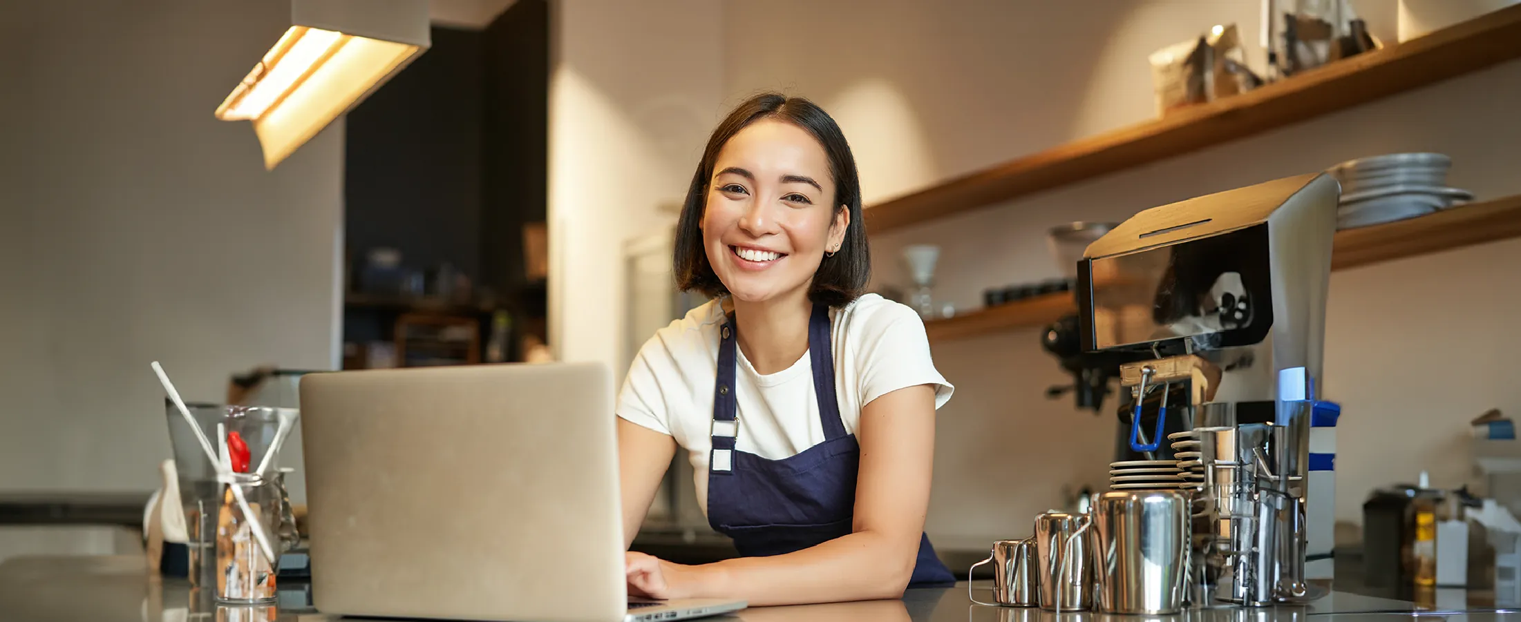 Emprendedora atendiendo su negocio